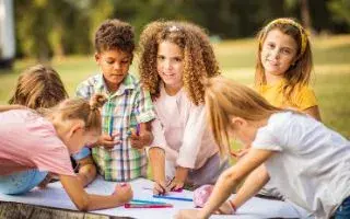 kids working on a puzzle